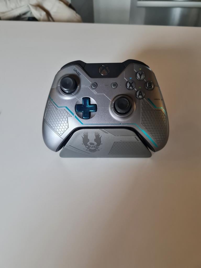 Xbox halo 5 limited edition controller met halo 5 stand, Ophalen, Controller