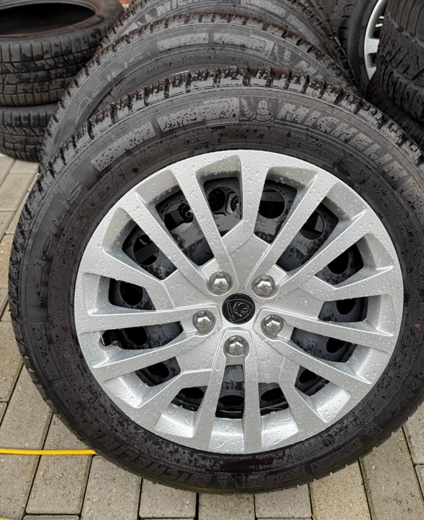 Jantes et pneus neuf 215/60/17c peugeot traveller  toyota, Neuf, Pneus et Jantes, 215 mm, Pneus été