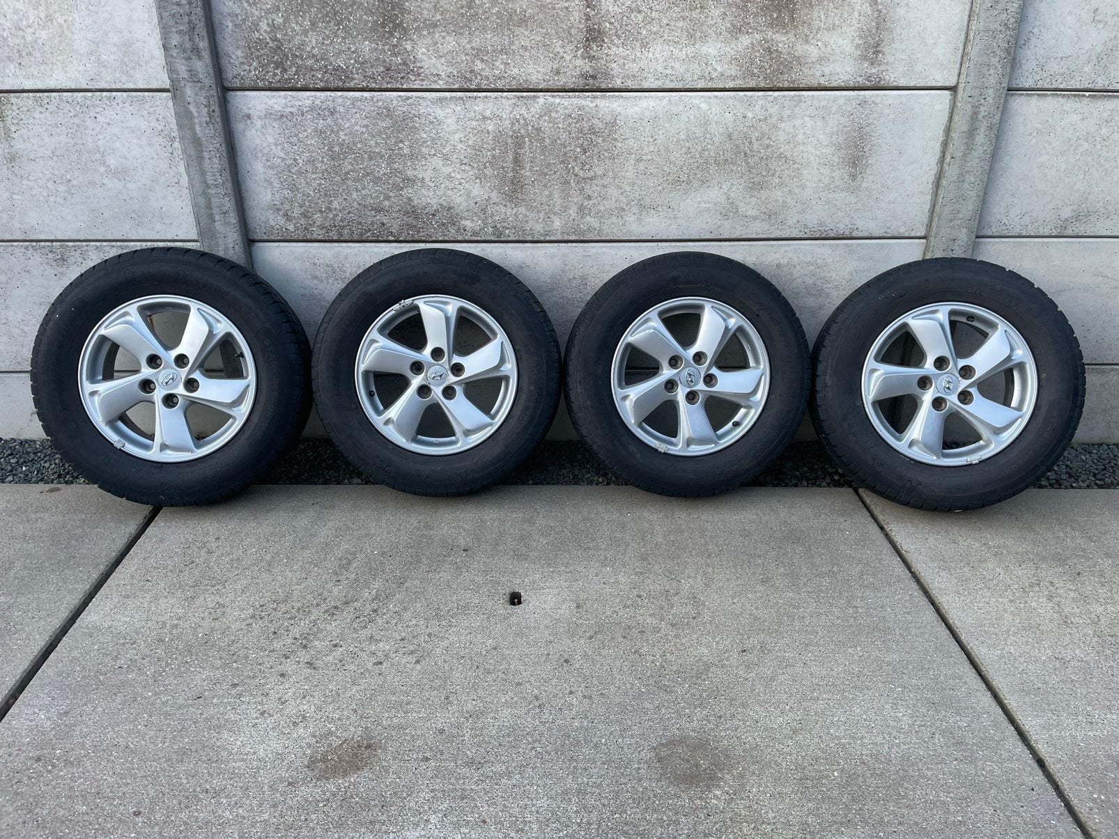 Jantes Hyundai + pneus d'hiver 215 70 R16, Pneus et Jantes, 16 pouces, Enlèvement, Utilisé