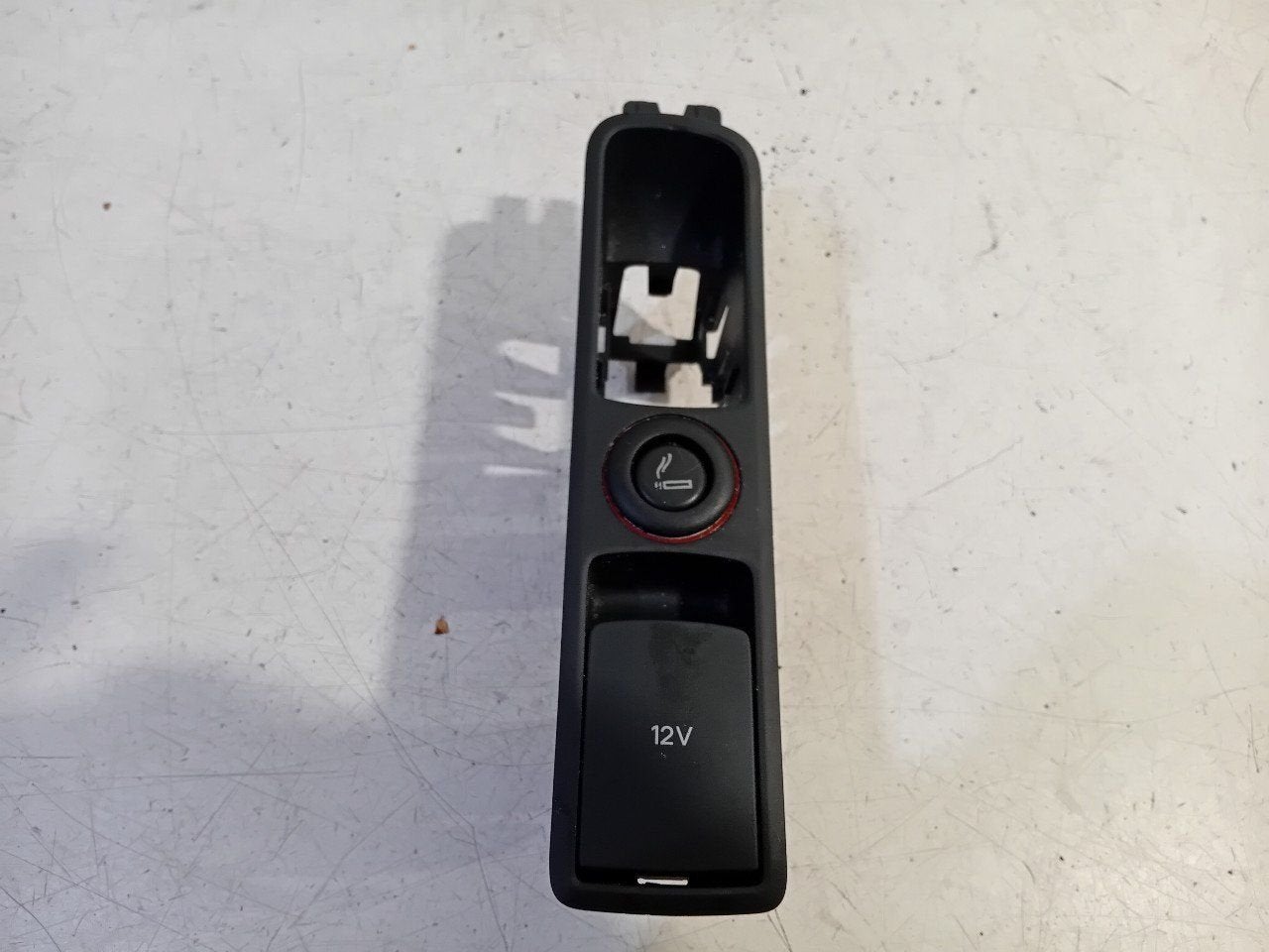 Aansluiting voor 12 volt Audi Q3, Onderdelen@venauto.nl, Van der Ven Autorecycling B.V., Ettenseweg 76, 4706 PB Roosendaal, The Netherlands