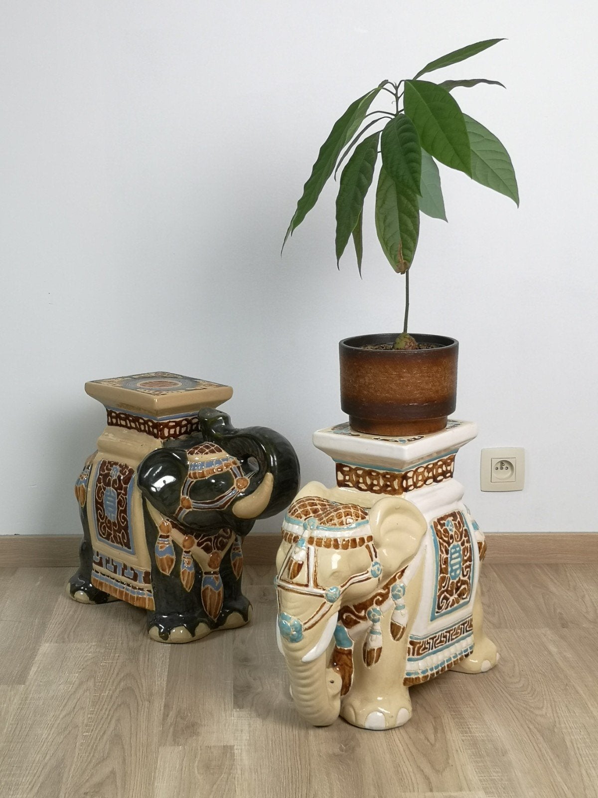 Set van 2 keramische olifanten plantenhouders/sokkels, Huis en Inrichting, Woonaccessoires | Zuilen en Pilaren, Ophalen of Verzenden