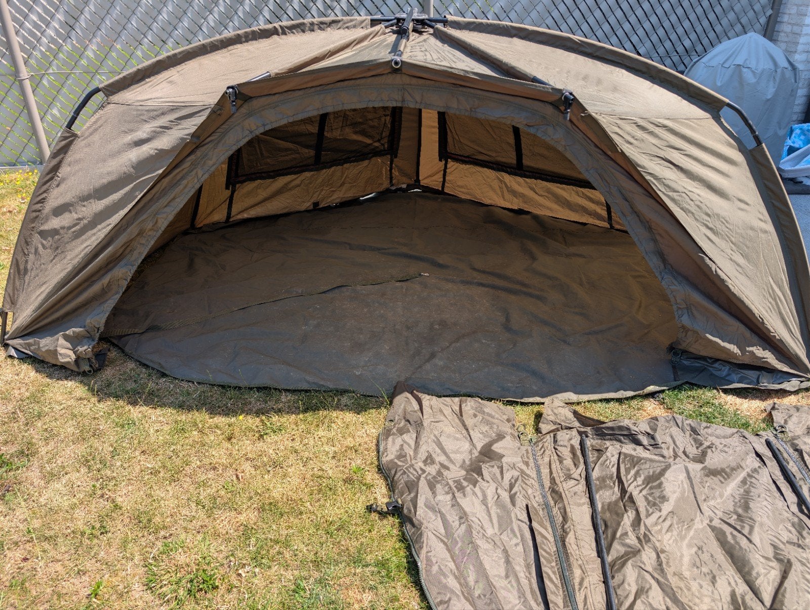 Complete Trakker Tempest 100 Brolly set met veel extra’s, Watersport en Boten, Hengelsport | Karpervissen, Ophalen