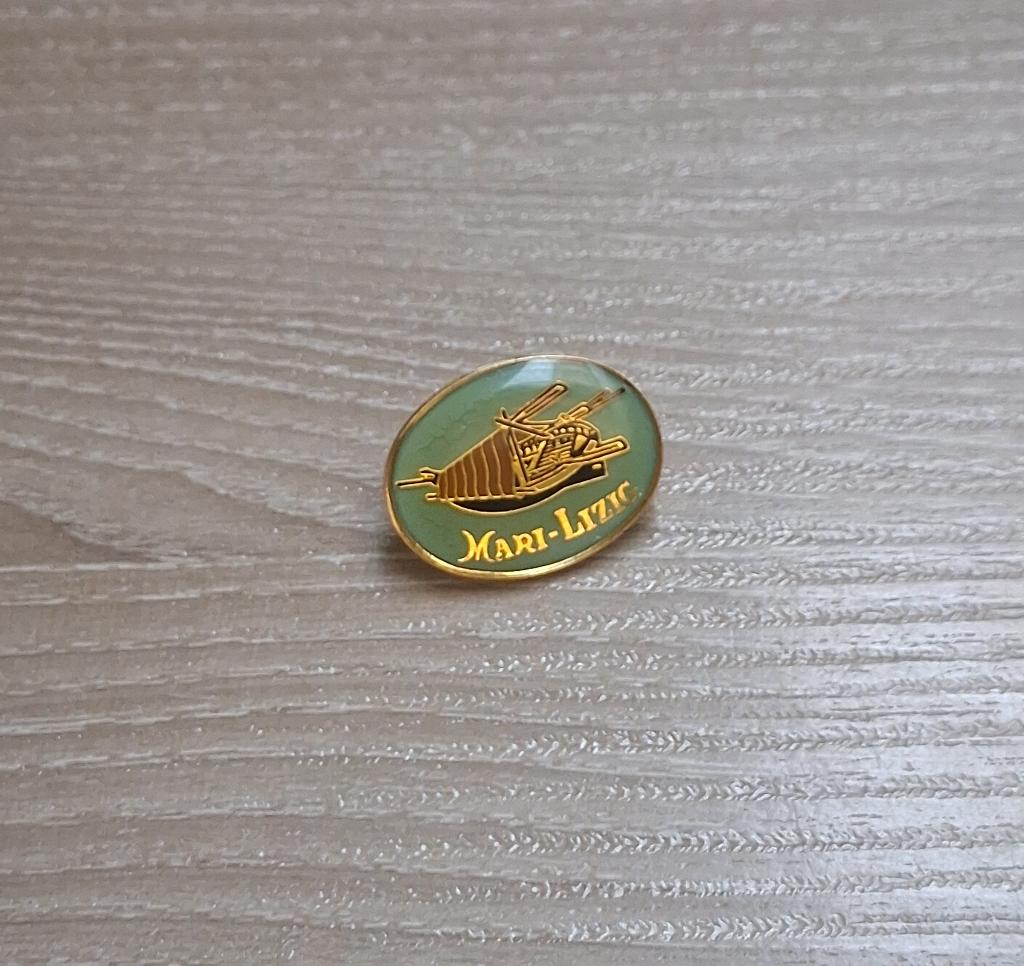 PIN - MARI-LIZIG - CHALOUPE - ZEILBOOT - VOILIER, Envoi, Utilisé, Autres sujets/thèmes, Insigne ou Pin's