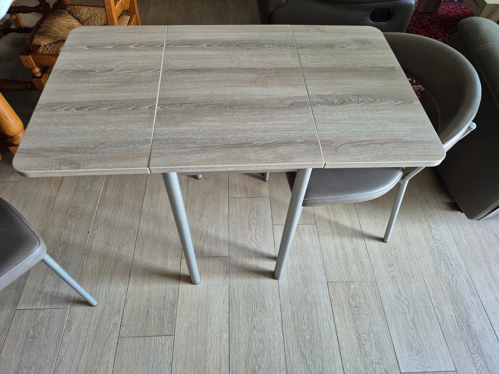 Compacte uitschuifbare eettafel + 2 comfortabele stoelen, Huis en Inrichting, Tafels | Eettafels, Gebruikt, 50 tot 100 cm, 100 tot 150 cm