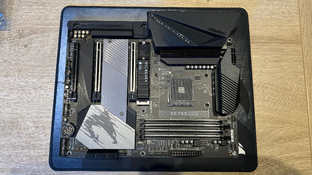 Gigabyte X570S Aorus moederbord + 500GB ssd, 3 à 4 Ghz, Gaming, SSD, 500 GB