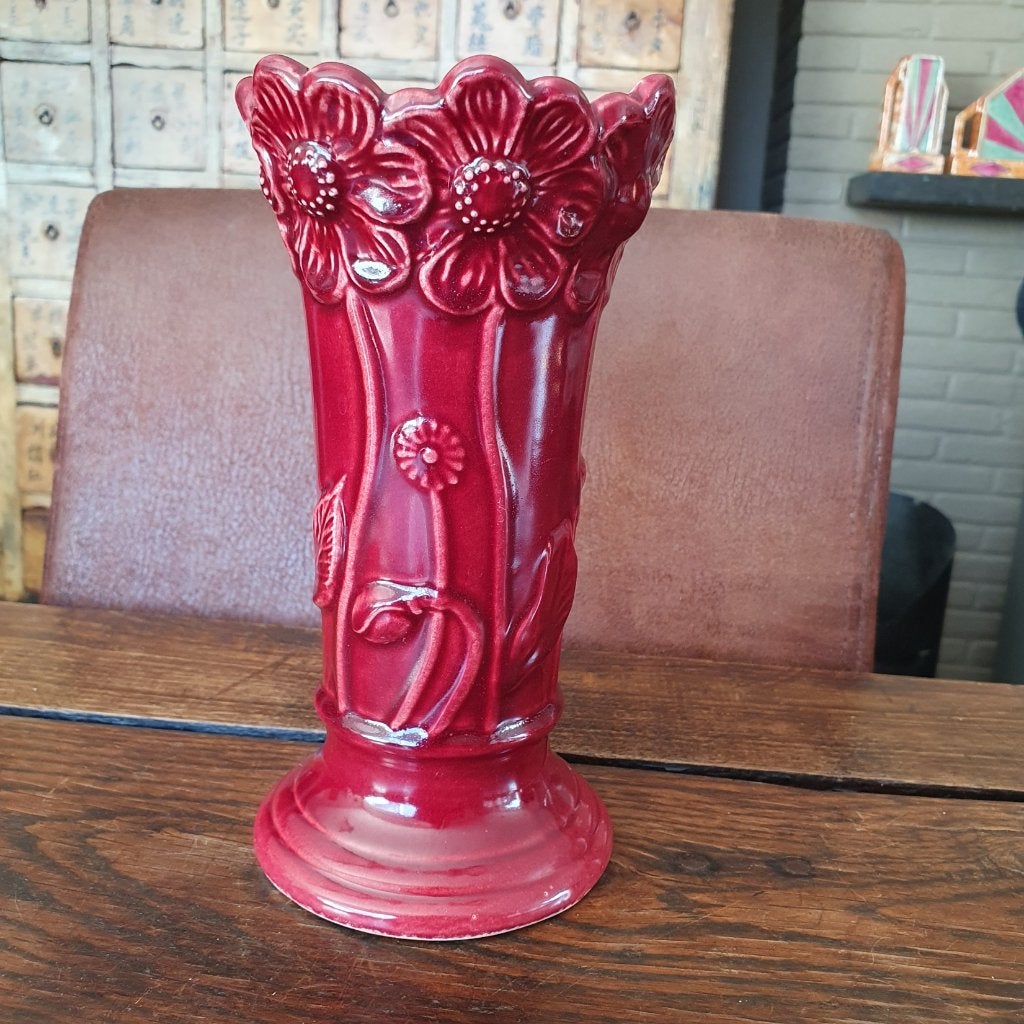 Rode vaas met bloemendecoratie, getekend, 20cm, Antiek en Kunst, Ophalen of Verzenden
