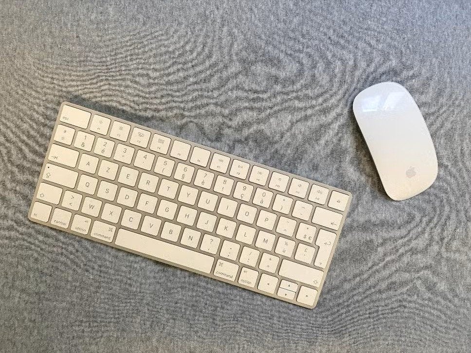 Apple Toetsenbord en Magic Mouse, Toetsenbord en muis-set, Azerty, Ophalen of Verzenden, Zo goed als nieuw