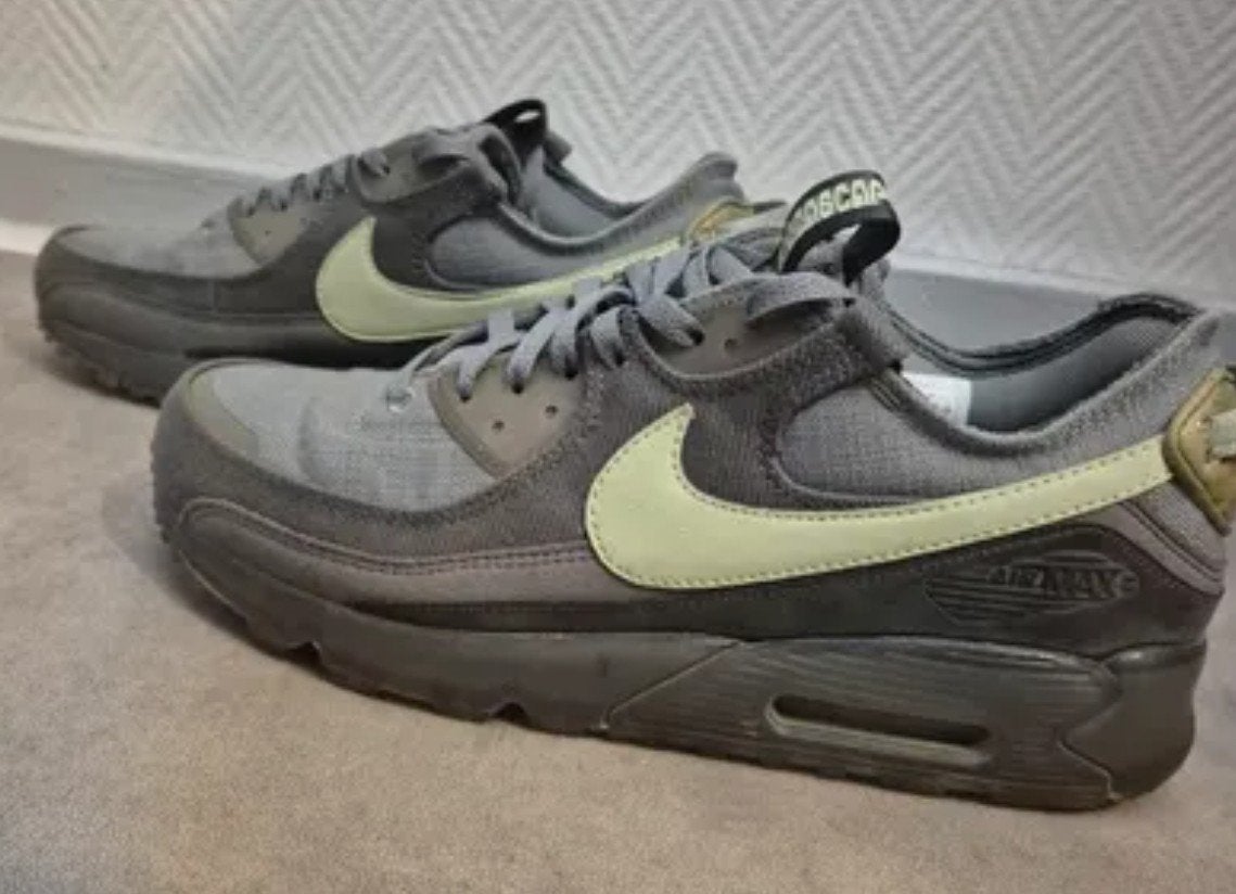 Max 90 Terrascape "Cool Grey Honeydew" taille : 44,5, Vêtements | Hommes, Chaussures, Enlèvement ou Envoi, Autres couleurs, NIKE