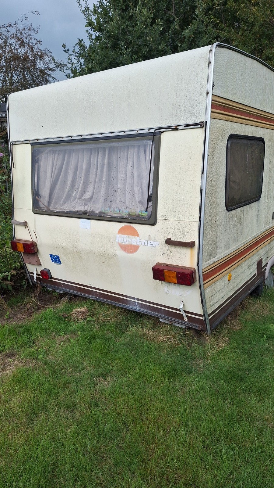 GRATIS oude caravan, Omvormbare zithoek, Particulier, Bürstner, Koelkast