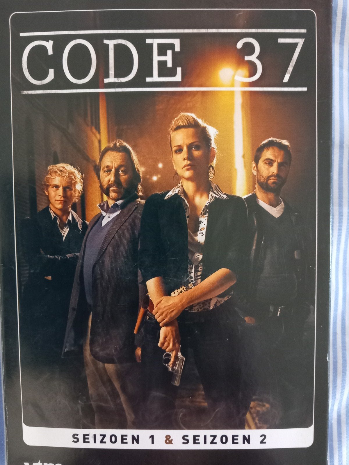 dvd - box - code 37 (acht dvd's) -> 4 €, Cd's en Dvd's, Ophalen, Zo goed als nieuw, Seizoen 1