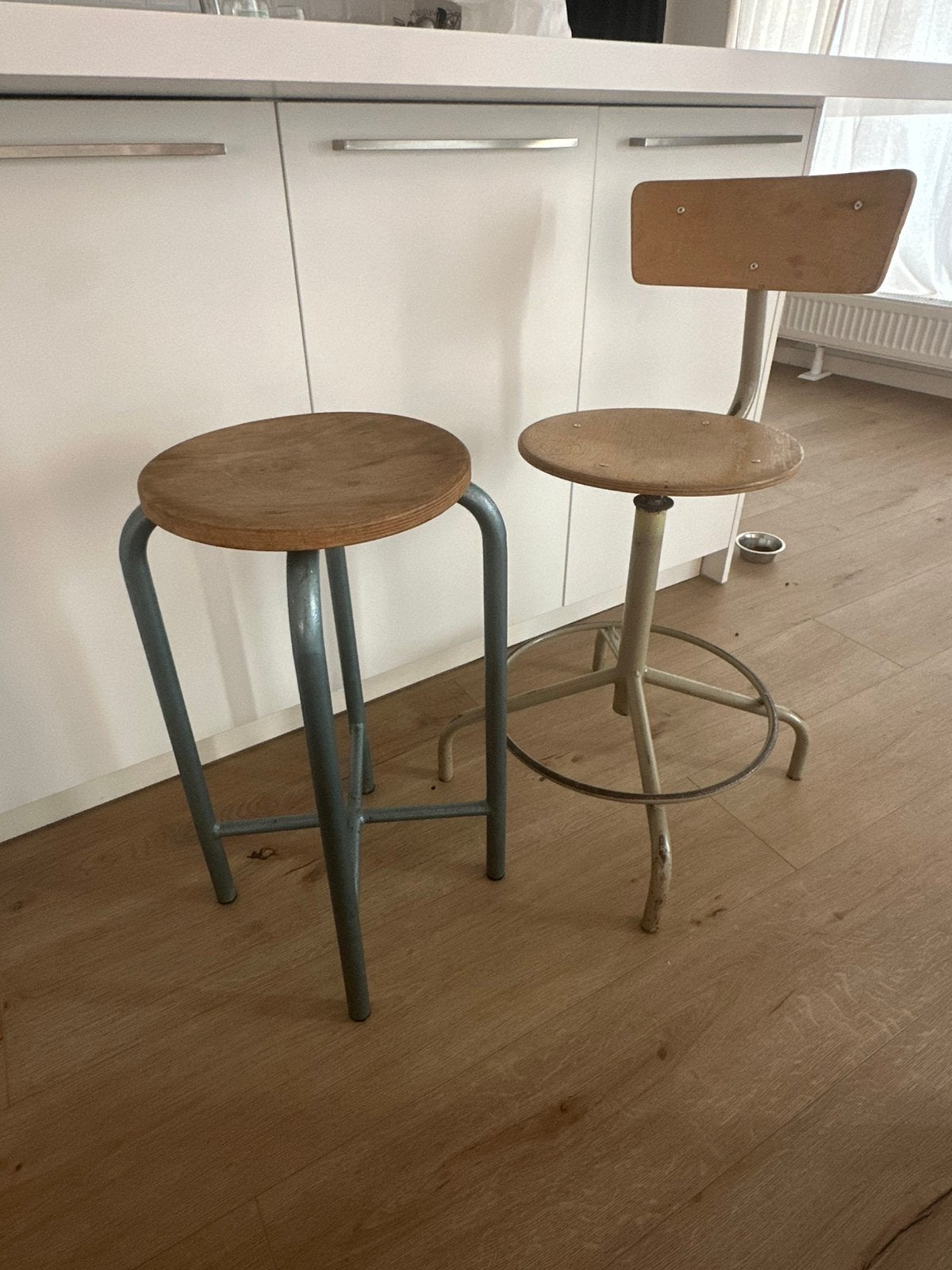 Duo de chaise et tabouret scolaire vintage, Ophalen, Gebruikt, Hout, Met voetsteun
