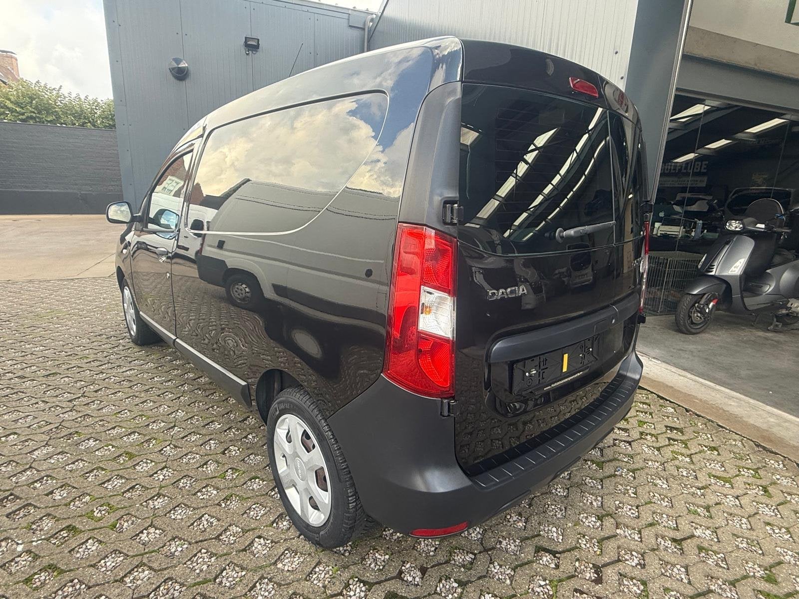Dacia Dokker, Auto's, https://public.car-pass.be/vhr/77583cb0-afe1-4b62-88e3-9bfb2b63e3d3, Euro 6, 4 cilinders, Zwart