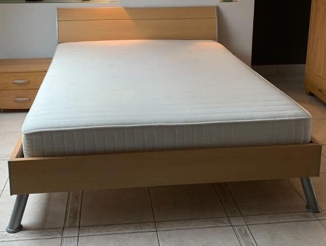 Tweepersoonsbed met matras, lattenbodem en nachtkastje, Huis en Inrichting, Ophalen, Bruin, Tweepersoons, Zo goed als nieuw