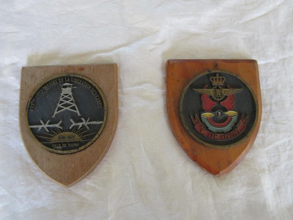 Kenteken W. ADM. GERUZET en LIBERATION DES CAMPS militaria, Verzamelen, Militaria | Algemeen, Ophalen