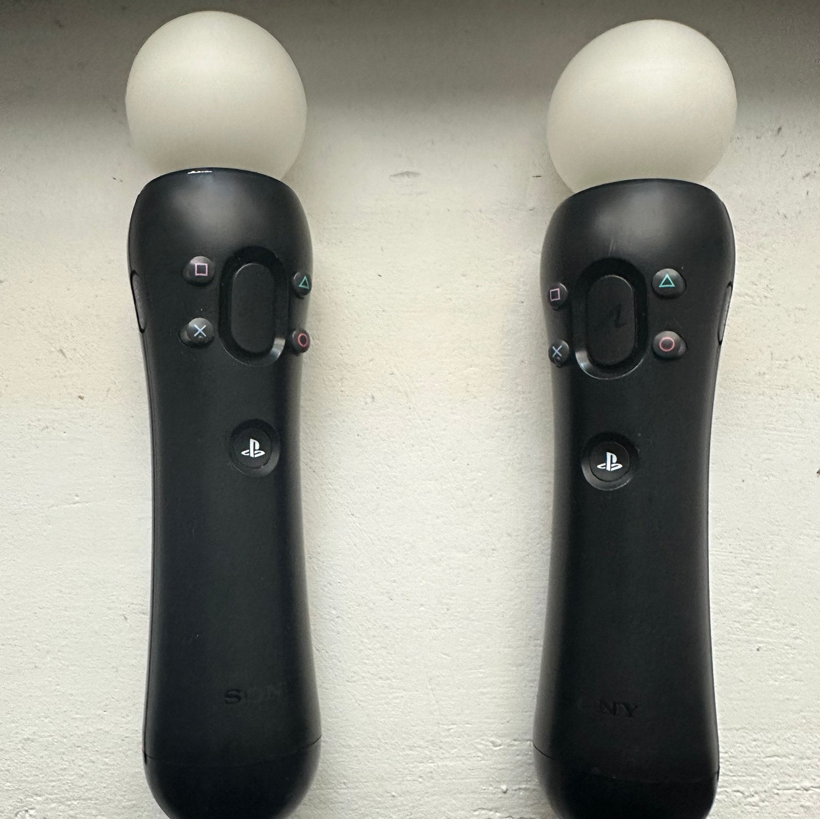 2x PlayStation Move V2 Manettes PS VR PS4 / PS5⁠, Consoles de jeu & Jeux vidéo, Enlèvement, Comme neuf, Micro