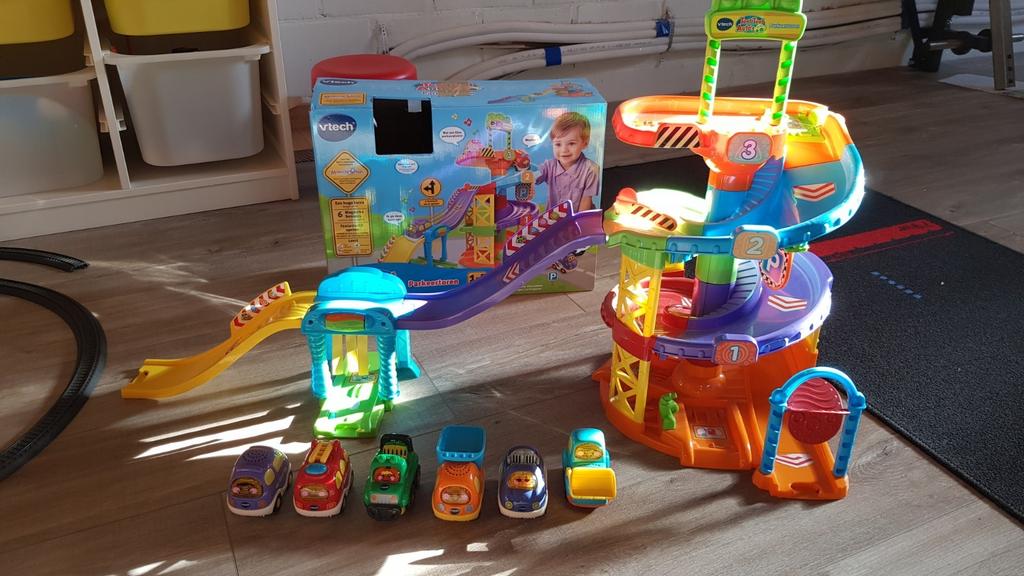 Vtech toet toet auto's parkeertoren + 6 voertuigen, Kinderen en Baby's, Ophalen, Gebruikt
