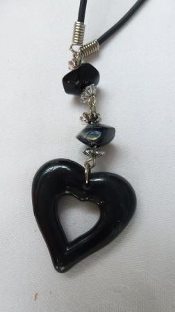 Valentijn halsketting collier in kunsstof met hangertje, Handtassen en Accessoires, Kettingen, Zwart, Ophalen of Verzenden, Zo goed als nieuw