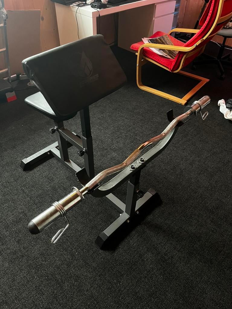 Bicep curl bank + EZ curl bar (10 kg) + 2 halterklemmen, Sport en Fitness, Ophalen, Zo goed als nieuw