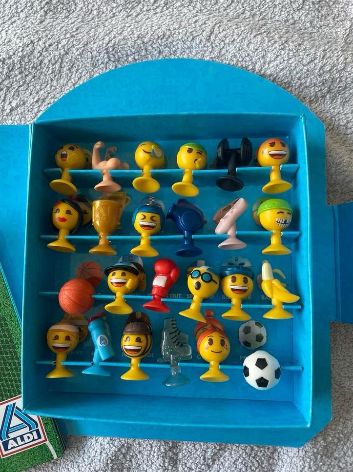 2023 Aldi emojis compleet lichtblauwe doos met alles erbij, Verzamelen, Aldi, Ophalen of Verzenden
