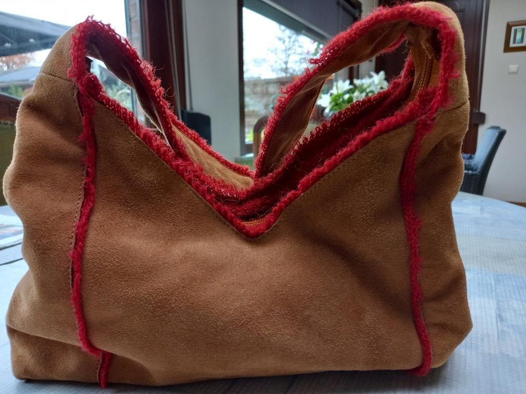 mooi modern daim schoudertasje met rits .  kleur mokka, Ophalen of Verzenden, Nieuw