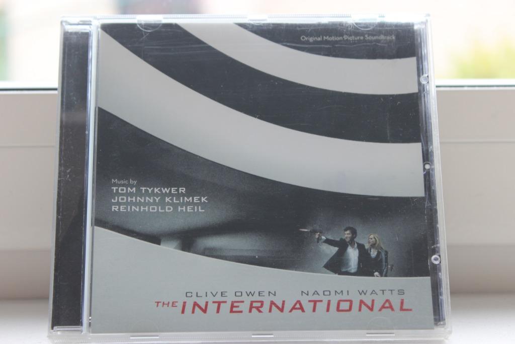 CD SOUNDTRACK THE INTERNATIONAAL / VERZORGD BIBLIOTHEEK-EXEM, Ophalen of Verzenden