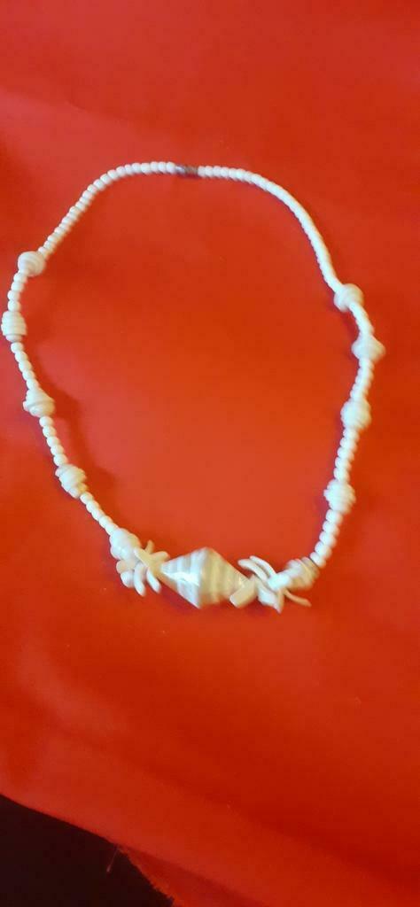 Collier perle blanche et coquillage, Ophalen of Verzenden, Gebruikt, Kunststof