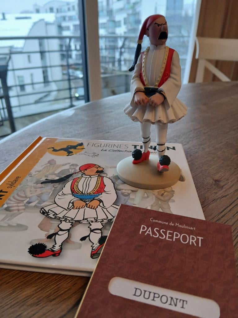 Figurines Tintin avec livre et passeport (voir détail prix), Enlèvement
