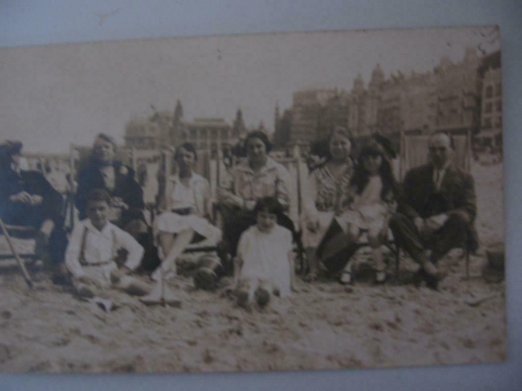 Ansichtkaart van een authentiek gezin aan de Franse kust, Verzamelen, Postkaarten | Buitenland, Ophalen of Verzenden, 1920 tot 1940