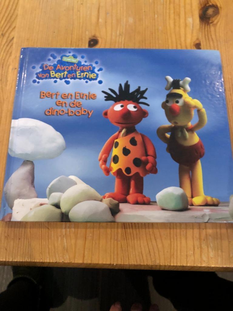 Boek: Bert en Ernie en de dinobaby, Boeken, Ophalen of Verzenden, Jongen of Meisje, Fictie algemeen, Voorleesboek