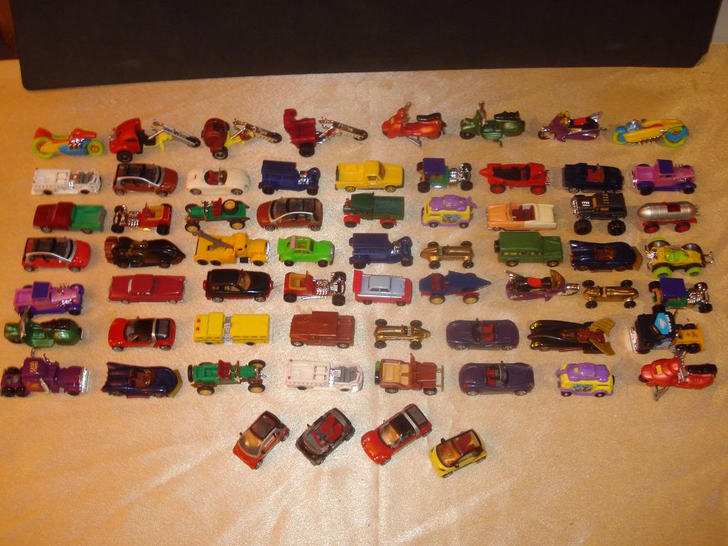 KINDER Lot de 64 Voitures et Motos Diverses 2000's Ferrero, Verzamelen, Verrassingseieren, Zo goed als nieuw, Overige typen, Ophalen of Verzenden