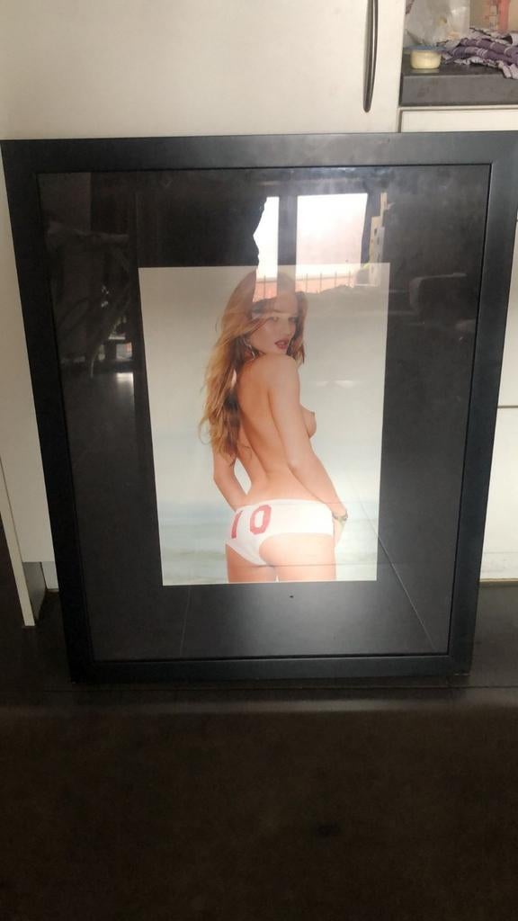 Grote kader met pikante poster in, Ophalen, Zo goed als nieuw, Foto of Poster, 75 cm of meer