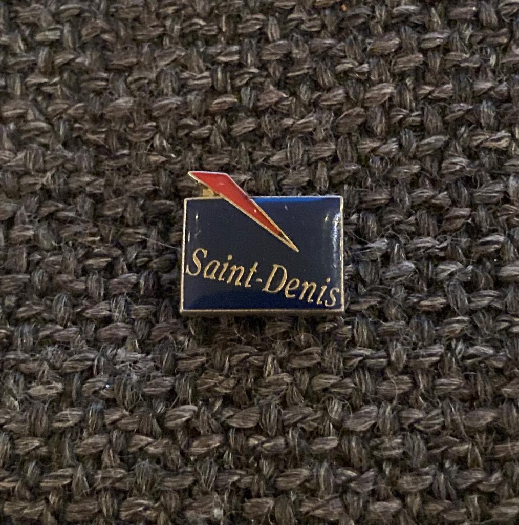 PIN - SAINT-DENIS - FRANCE - FRANKRIJK, Envoi, Utilisé, Ville ou Campagne, Insigne ou Pin's