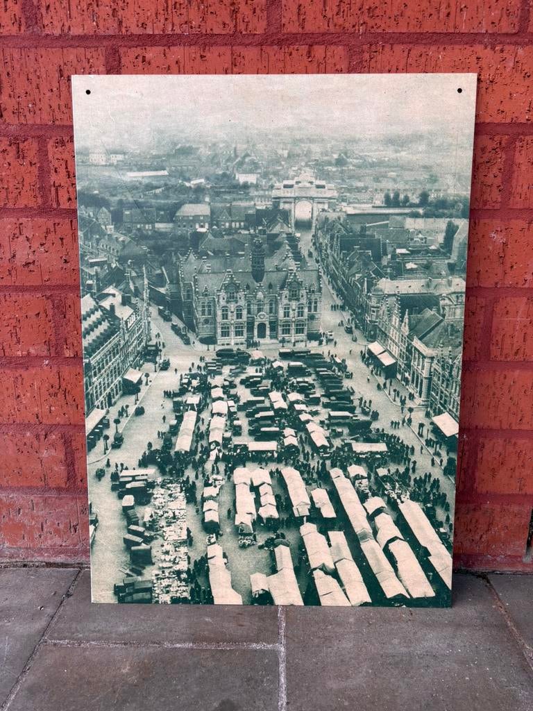 Foto op Aluminium - Grote Markt Ieper - 1938, Antiek en Kunst, Ophalen of Verzenden