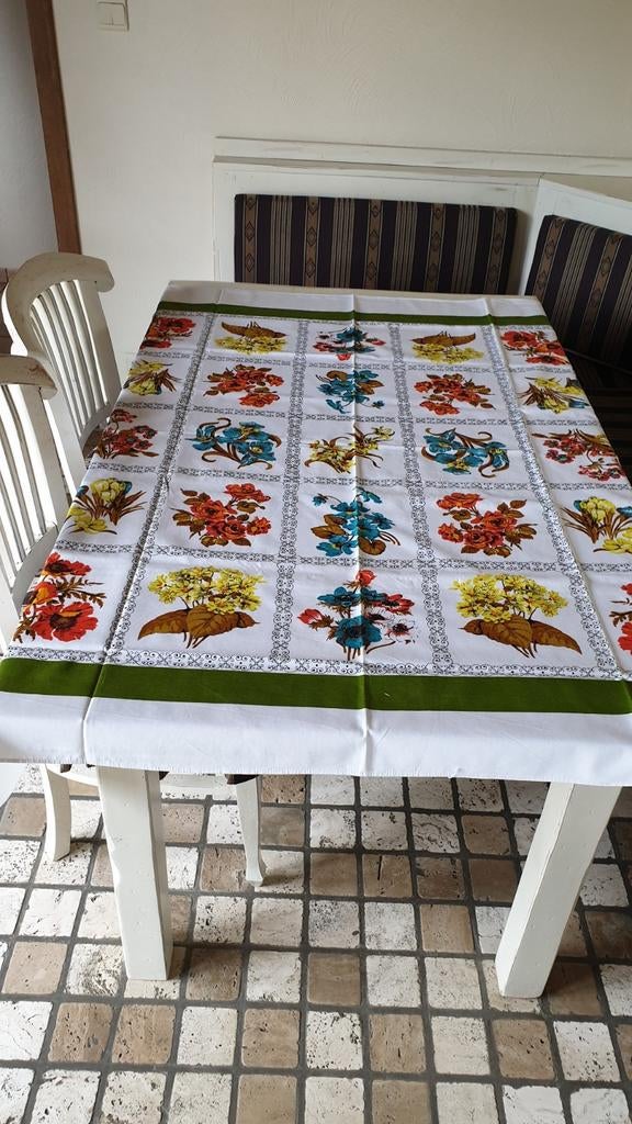 Vintage tafelkleed 150 x 135, Huis en Inrichting, Tafelkleden, Ophalen, Zo goed als nieuw