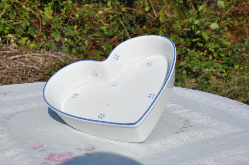 §  plat en faience en forme de coeur, Enlèvement ou Envoi, Comme neuf, Céramique, Récipient(s)