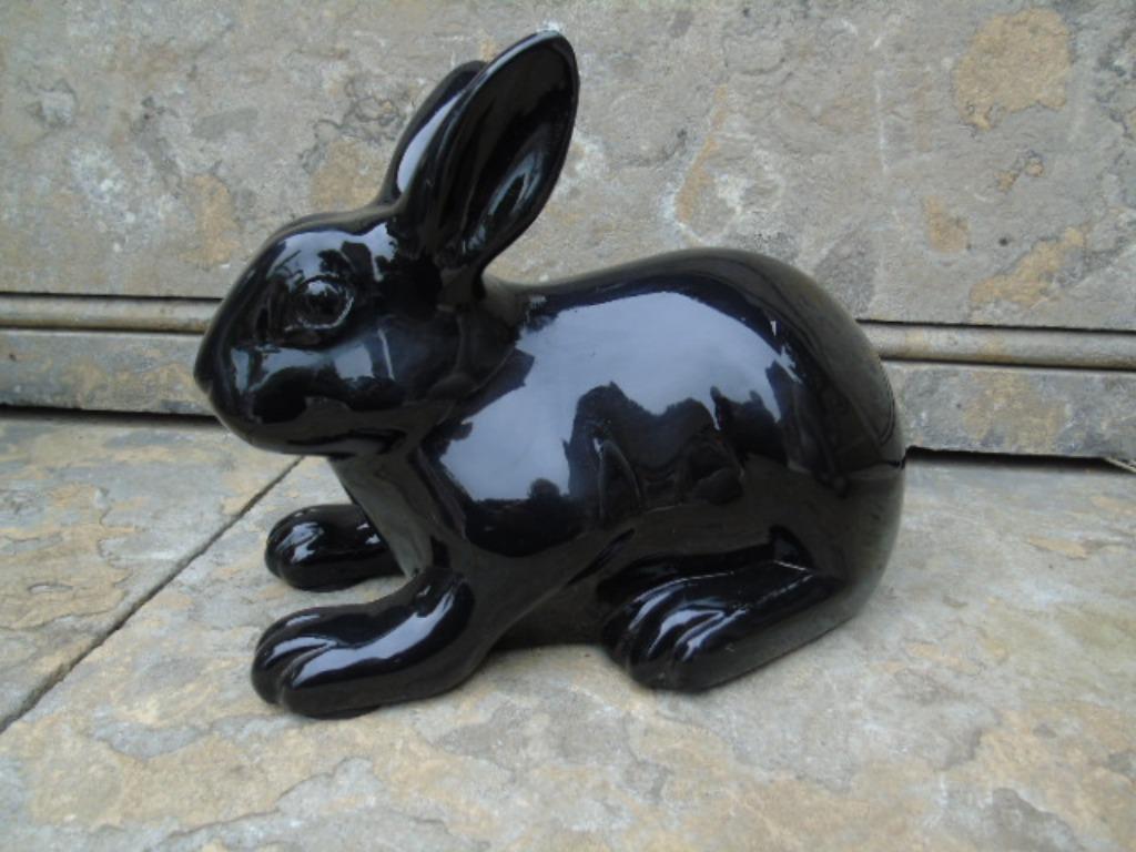 statue lapin coucher laqué noir brillant ...super prix !, Enlèvement, Neuf, Synthétique, Animal