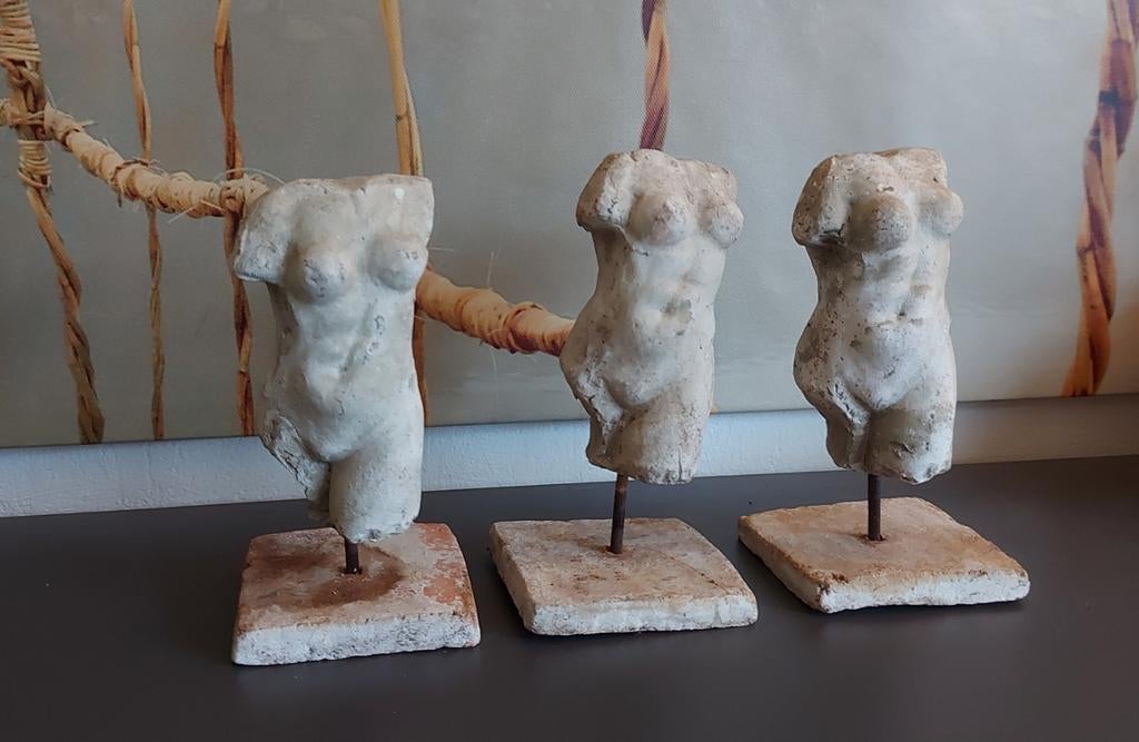 Sculpturen vrouwentorso´s op staander, 23cm hoogte (steen), Ophalen of Verzenden, Gebruikt