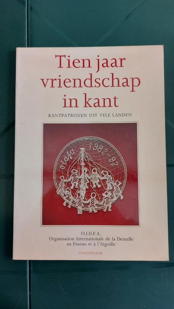 Kantklossen tien jaar vriendschap in kant O.I.D.F.A, Ophalen of Verzenden, Zo goed als nieuw, Patronen