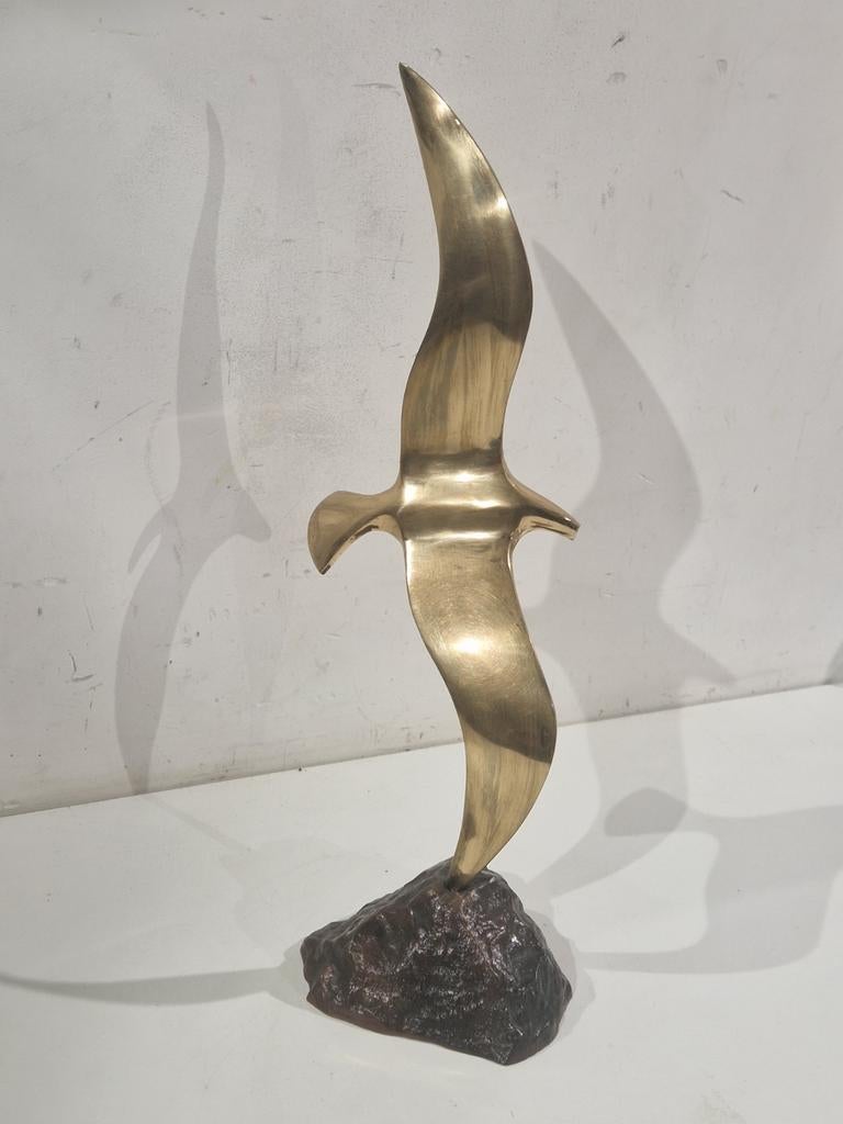 Zeearend koperen vogel scherend over bronzen rots gesigneerd, Ophalen of Verzenden