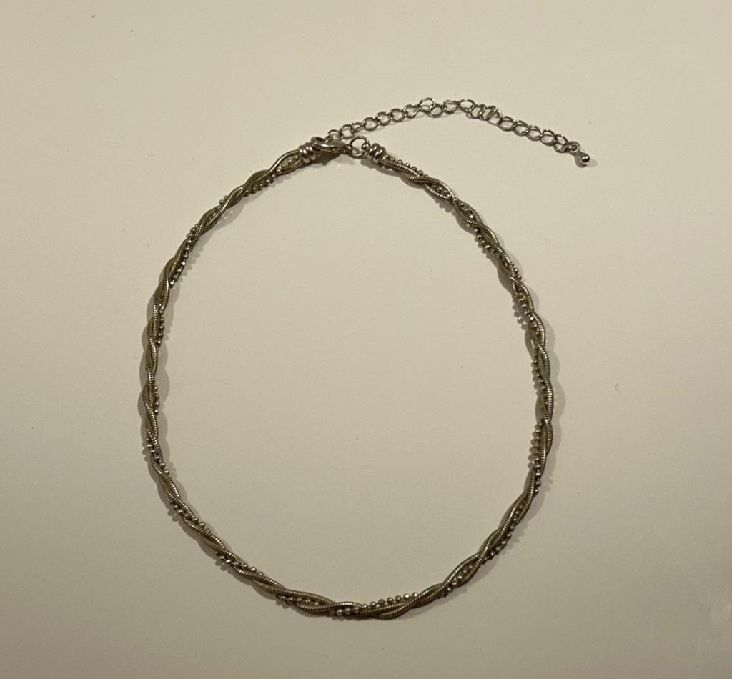Zilverkleurige gedraaide ketting, Bijoux, Sacs & Beauté, Colliers, Neuf, Enlèvement ou Envoi, Synthétique, Réglable