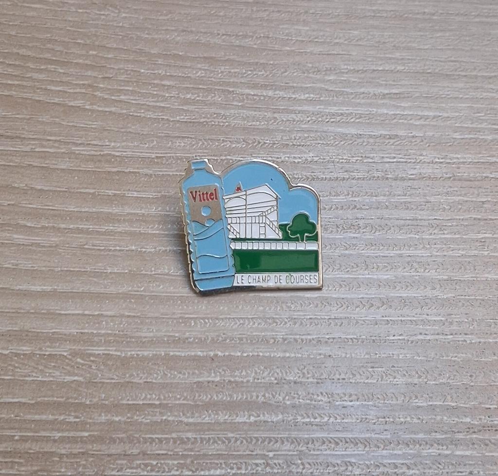 PIN - VITTEL - WATER - EAU MINÉRALE, Collections, Envoi, Utilisé, Marque, Insigne ou Pin's