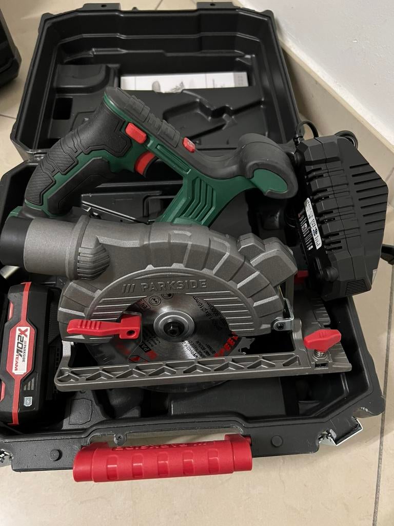 Scie circulaire 20v avec batterie et chargeur new, Enlèvement, Neuf, Scie circulaire