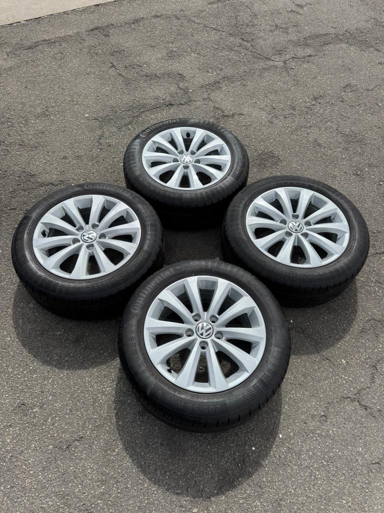VW velgen en banden 205 55 16 Continental, Auto-onderdelen, Banden en Velgen, Ophalen, Gebruikt, 16 inch, Banden en Velgen