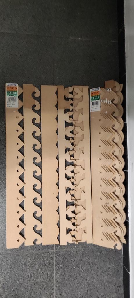 +/- 13 decoratieve friezen(kroonlijst) in hout(MDF), Bricolage & Construction, Bois & Planches, Enlèvement, Neuf