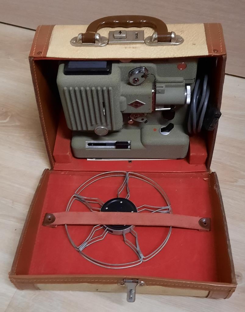 Eumig P8 Super 8-projector in de originele behuizing, Verzamelen, Ophalen of Verzenden, Projector