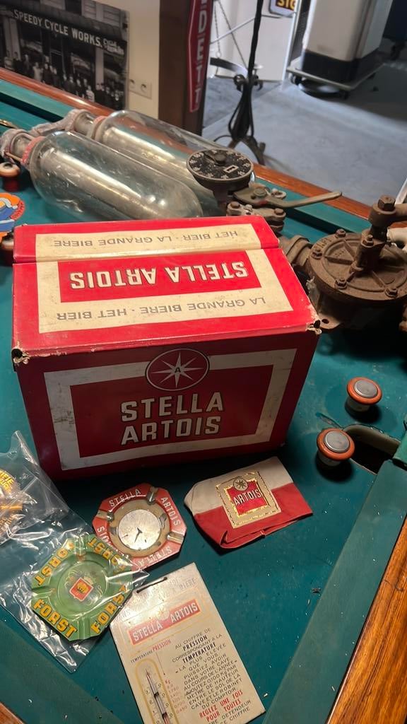 Oude kartonnen krat Stella Artois jaren 60, Verzamelen, Ophalen of Verzenden, Zo goed als nieuw, Reclamebord