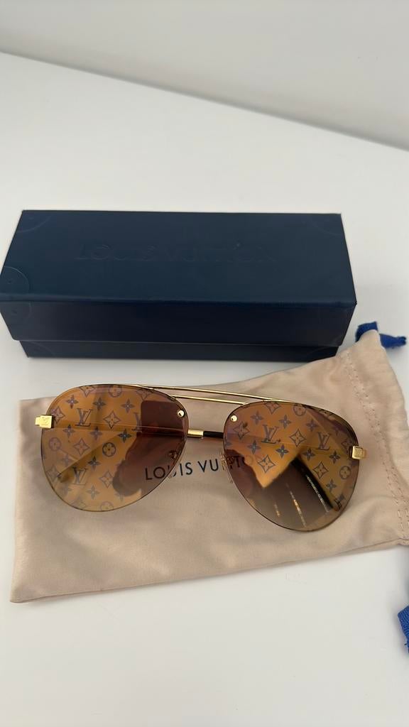 Louis Vuitton zonnebril met toebehoren, Bijoux, Sacs & Beauté, Lunettes de Soleil & Lunettes | Femmes, Enlèvement ou Envoi, Comme neuf