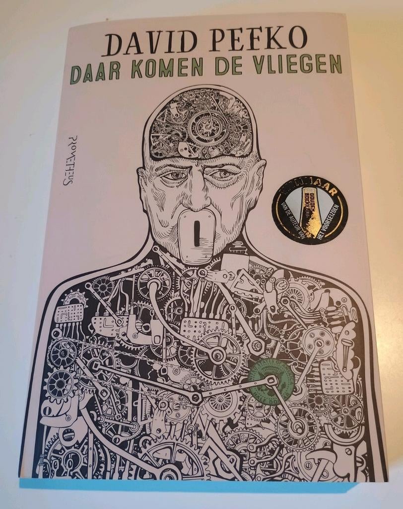 David Pefko - Daar komen de vliegen, Ophalen of Verzenden, Zo goed als nieuw, David Pefko