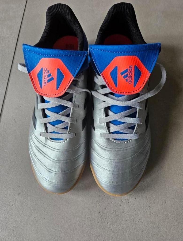 Voetbal en zaalschoenen, Sport en Fitness, Voetbal, Ophalen, Zo goed als nieuw