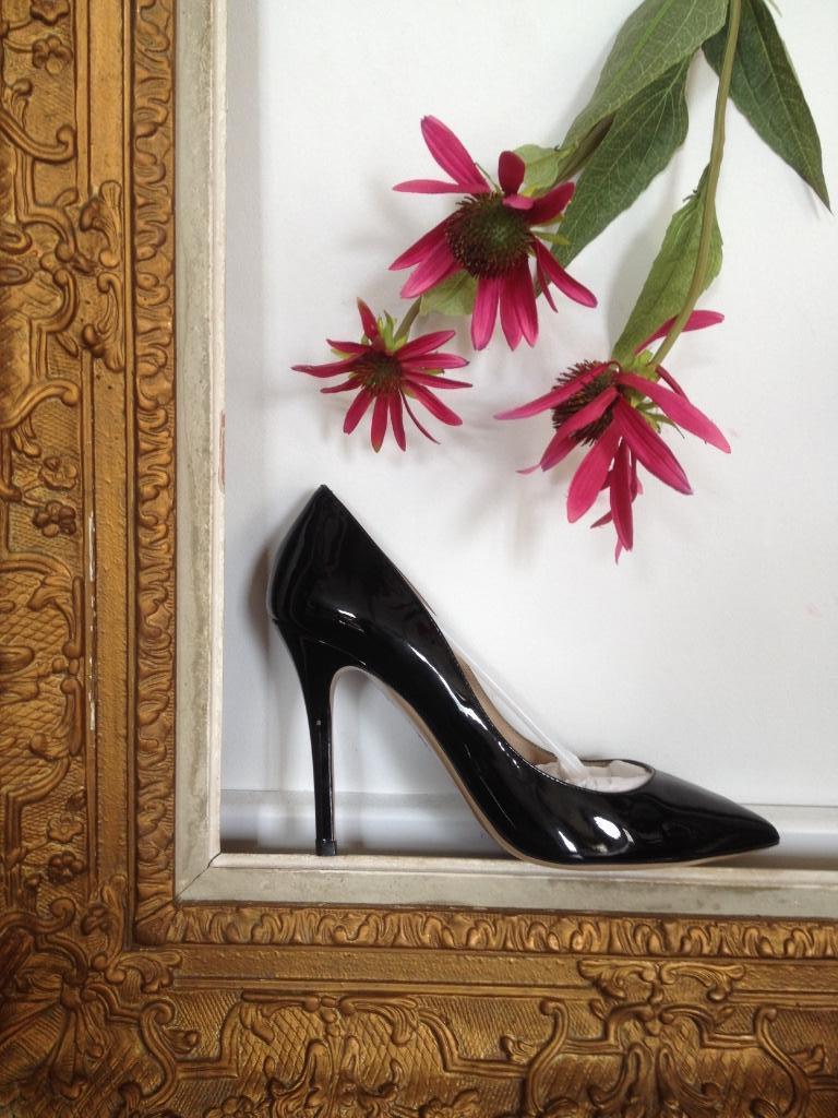 Escarpins design en laque noire VALENTINO - neufs - taille 3, Vêtements | Femmes, Chaussures, Enlèvement ou Envoi, Escarpins, Comme neuf